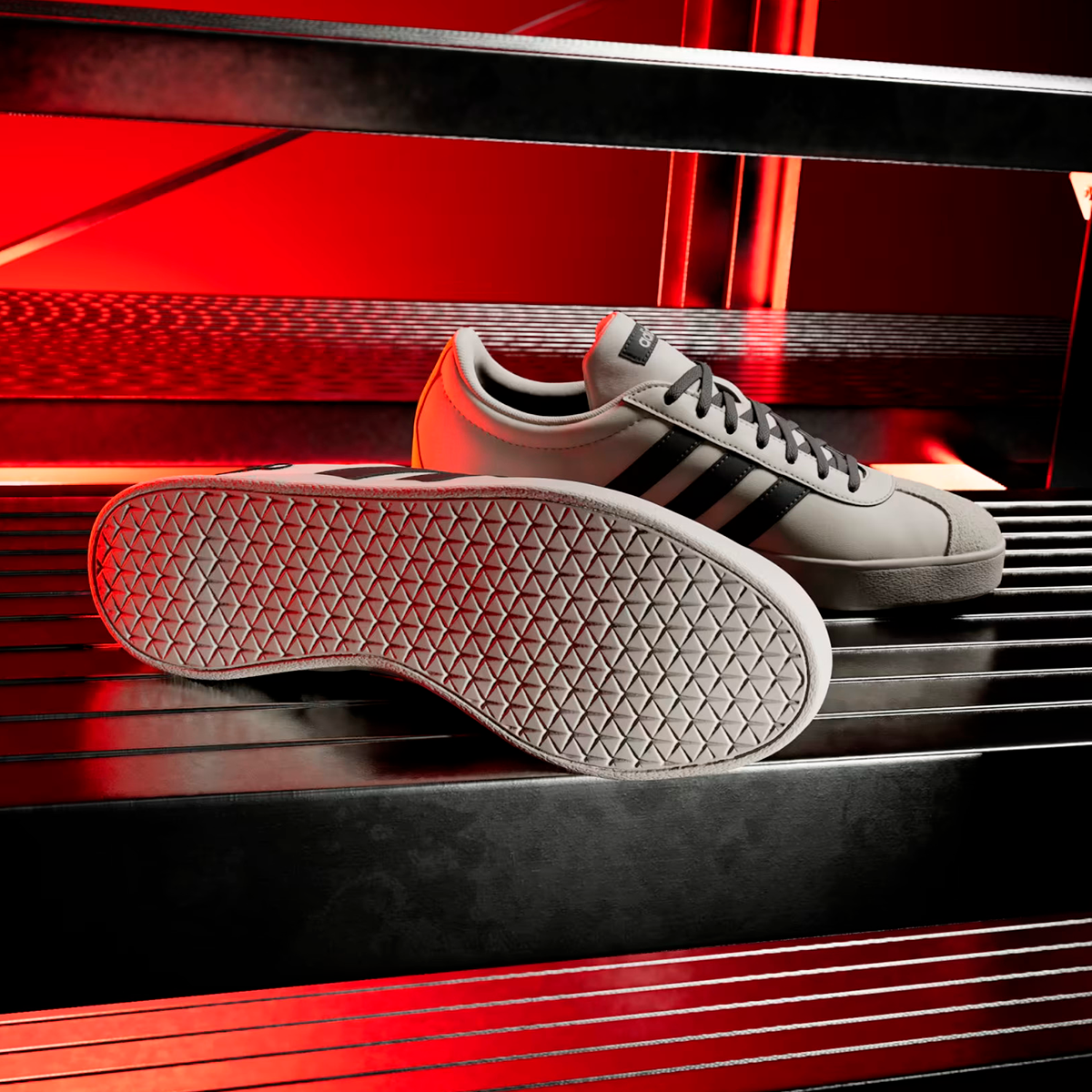 TENIS ADIDAS x AUDI REVOLUT VL COURT PARA CABALLERO COLOR BEIGE