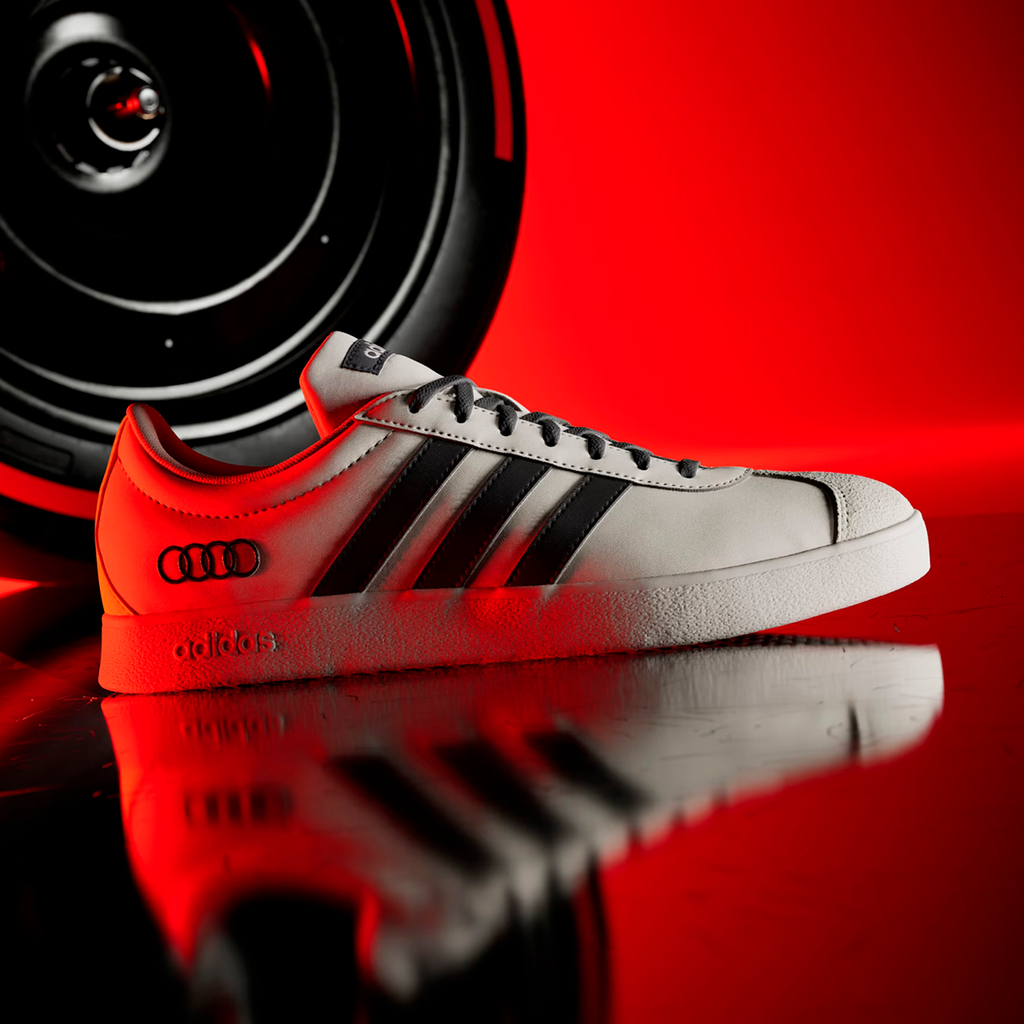 TENIS ADIDAS x AUDI REVOLUT VL COURT PARA CABALLERO COLOR BEIGE